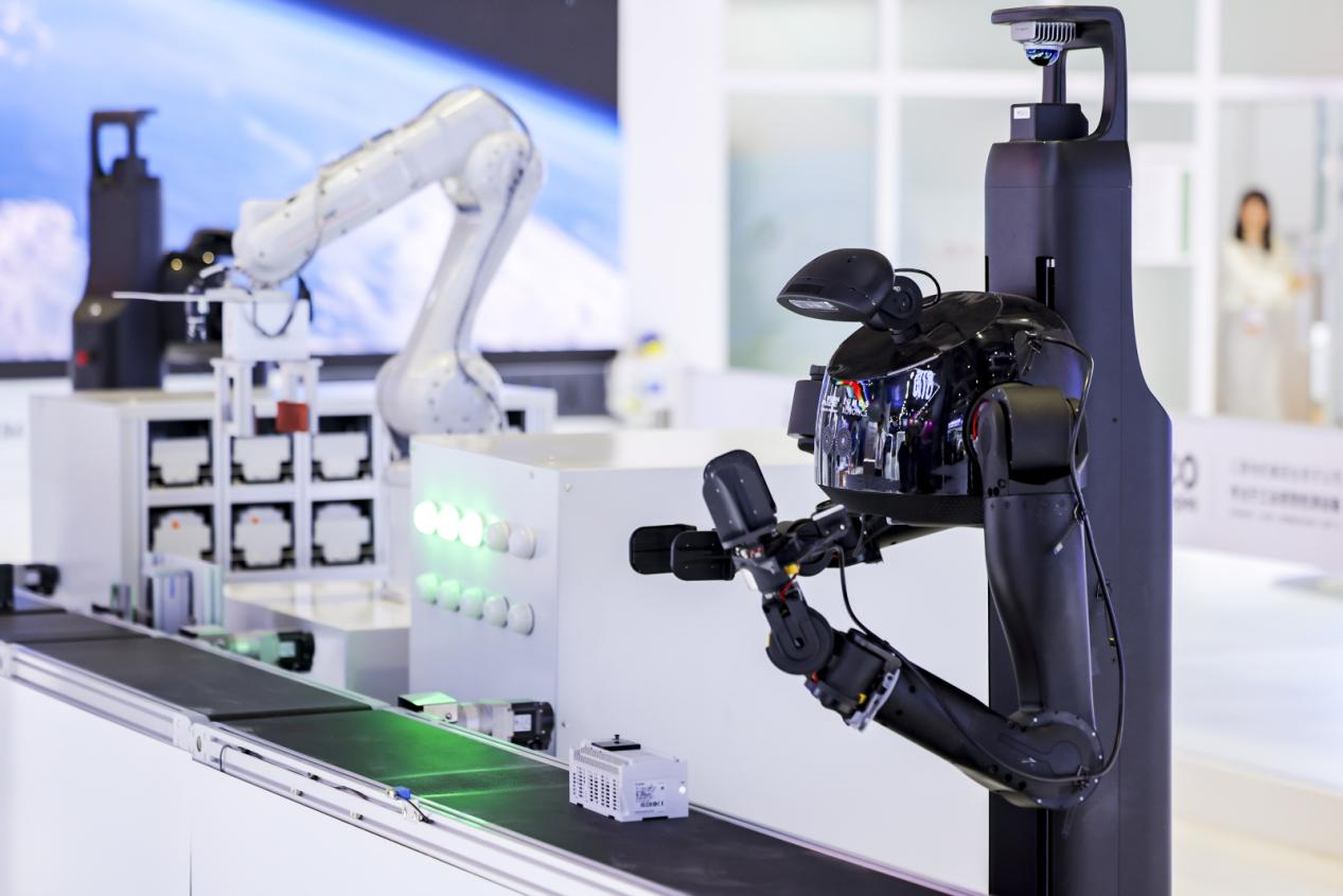 鹿明機器人與三菱電機攜手亮相進(jìn)博會，以具身智能賦能工業(yè)場景智能化升級